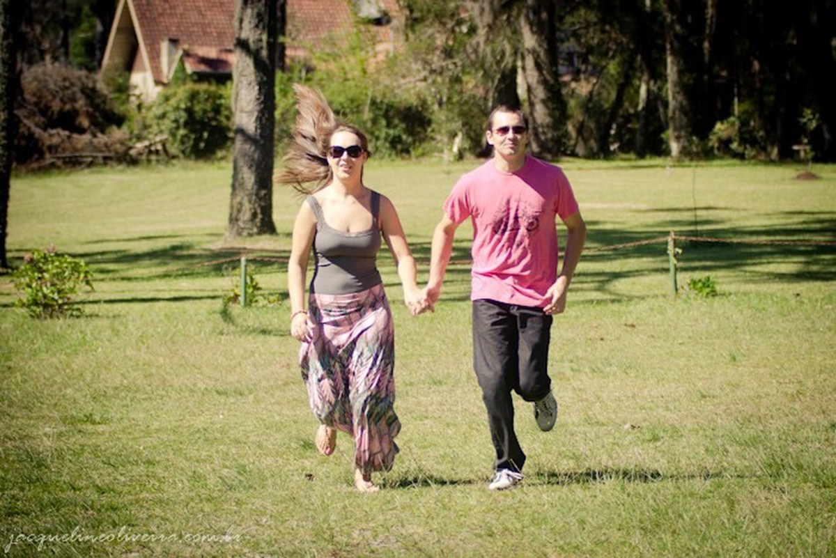 casal correndo juntos pelo parque