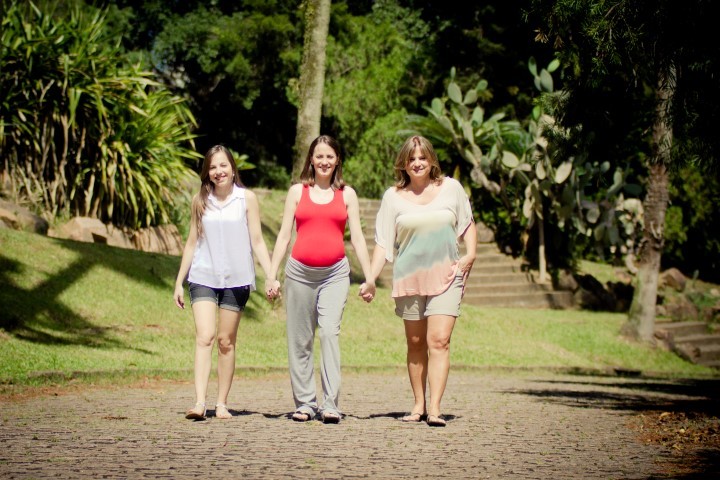 gestante com irmã e mãe andando