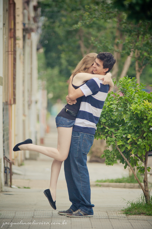 abraço com pé levantado