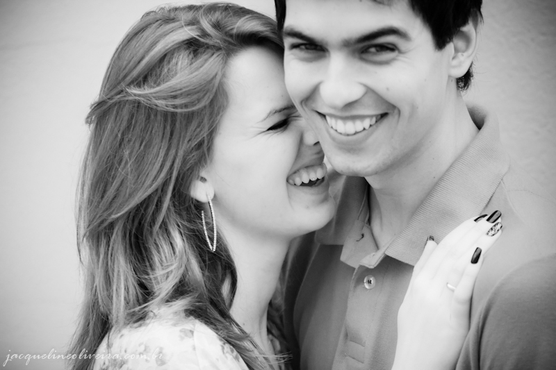 casal jovem rindo abraçado