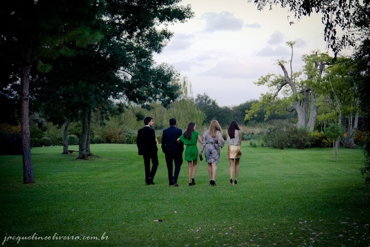 familia caminhando em gramado da charqueada fotografo casamento porto alegre pelotas rs