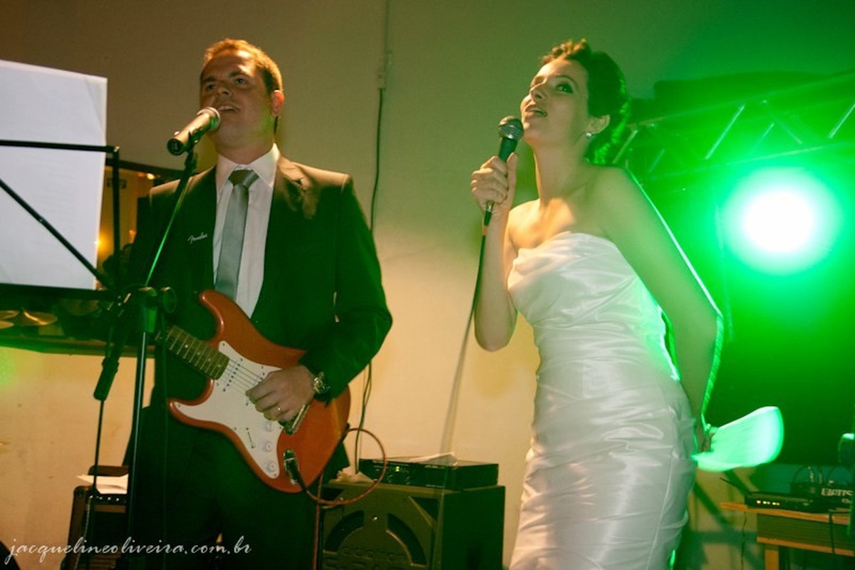 noivos cantando e tocando em seu casamento