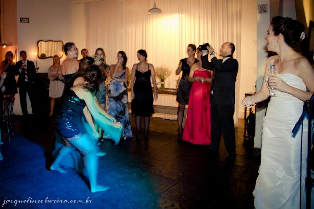 convidada pegando bouquet da rachel