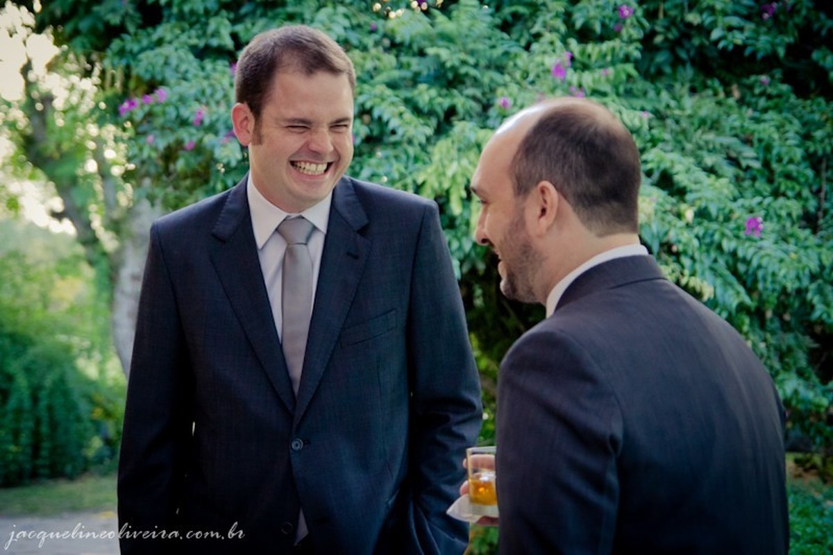 noivo esperando noiva e rindo