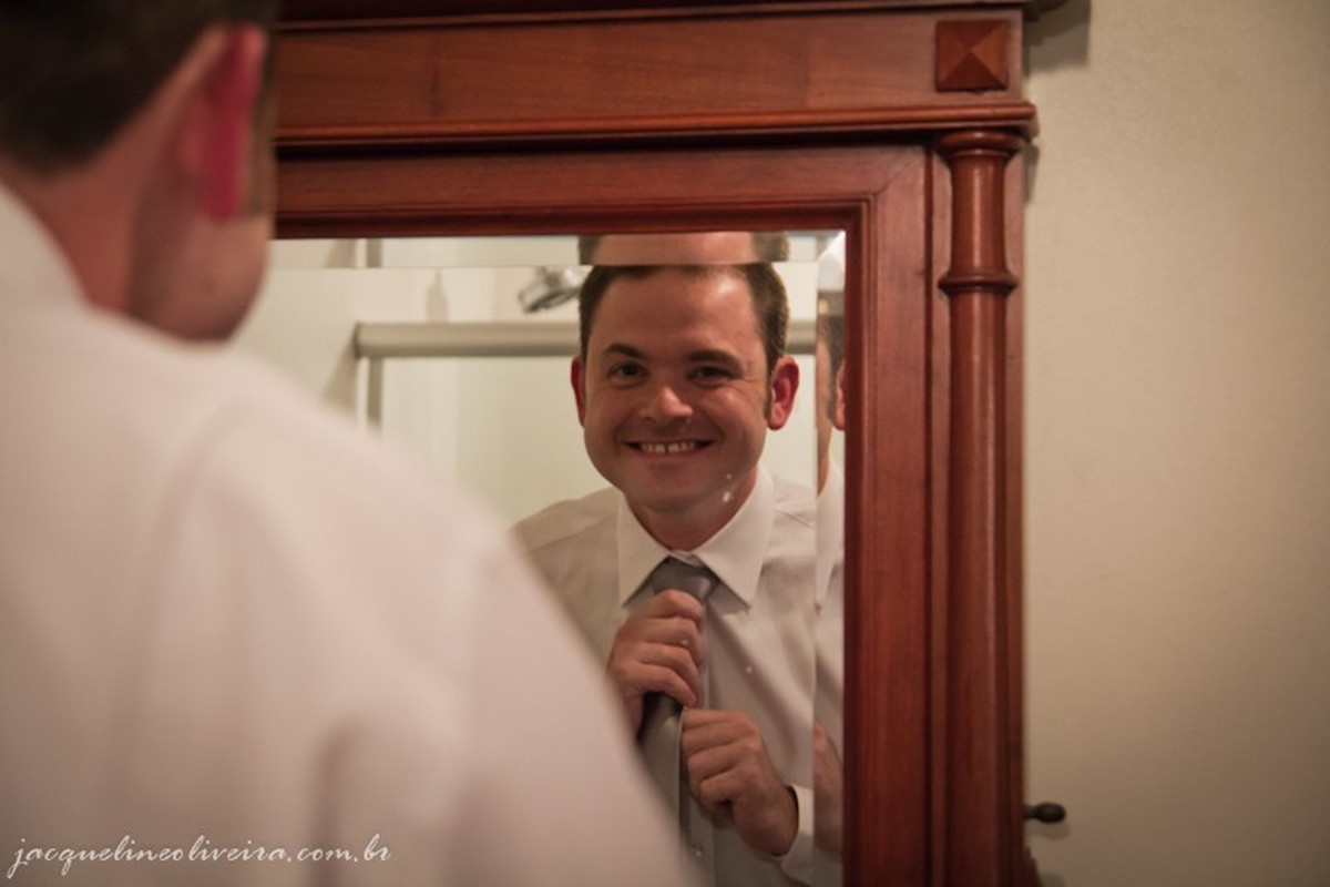 fotografo casamento porto alegre noivo se arrumando na frente do espelho