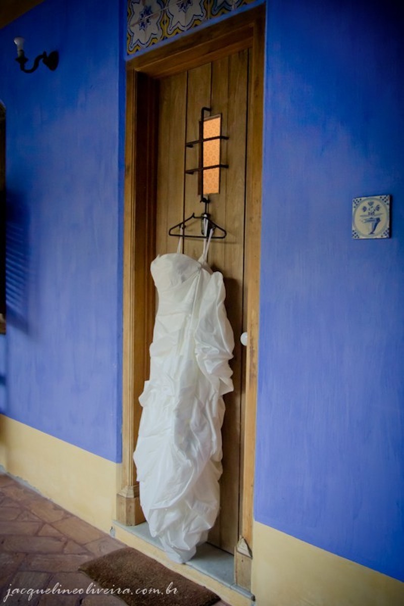vestido de noiva pendurado na porta fotografo casamento porto alegre