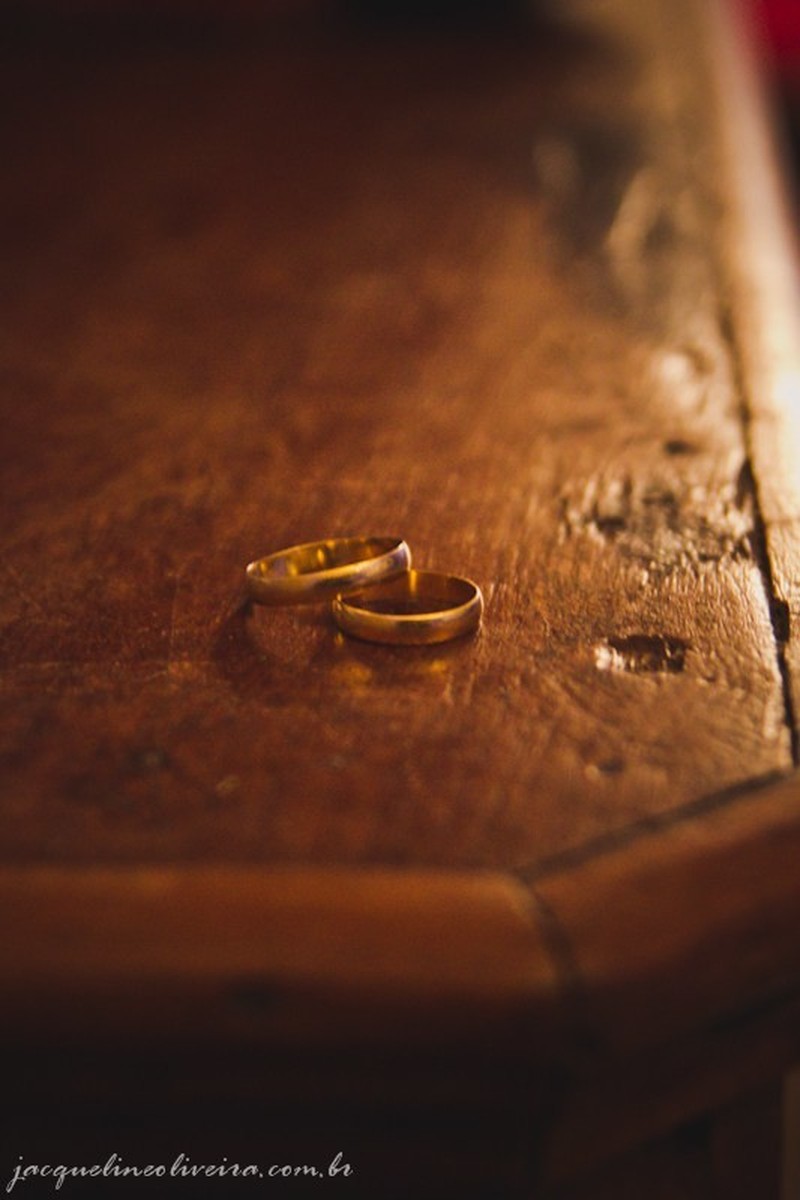 alianças sobre mesa de madeira fotografo casamento porto alegre