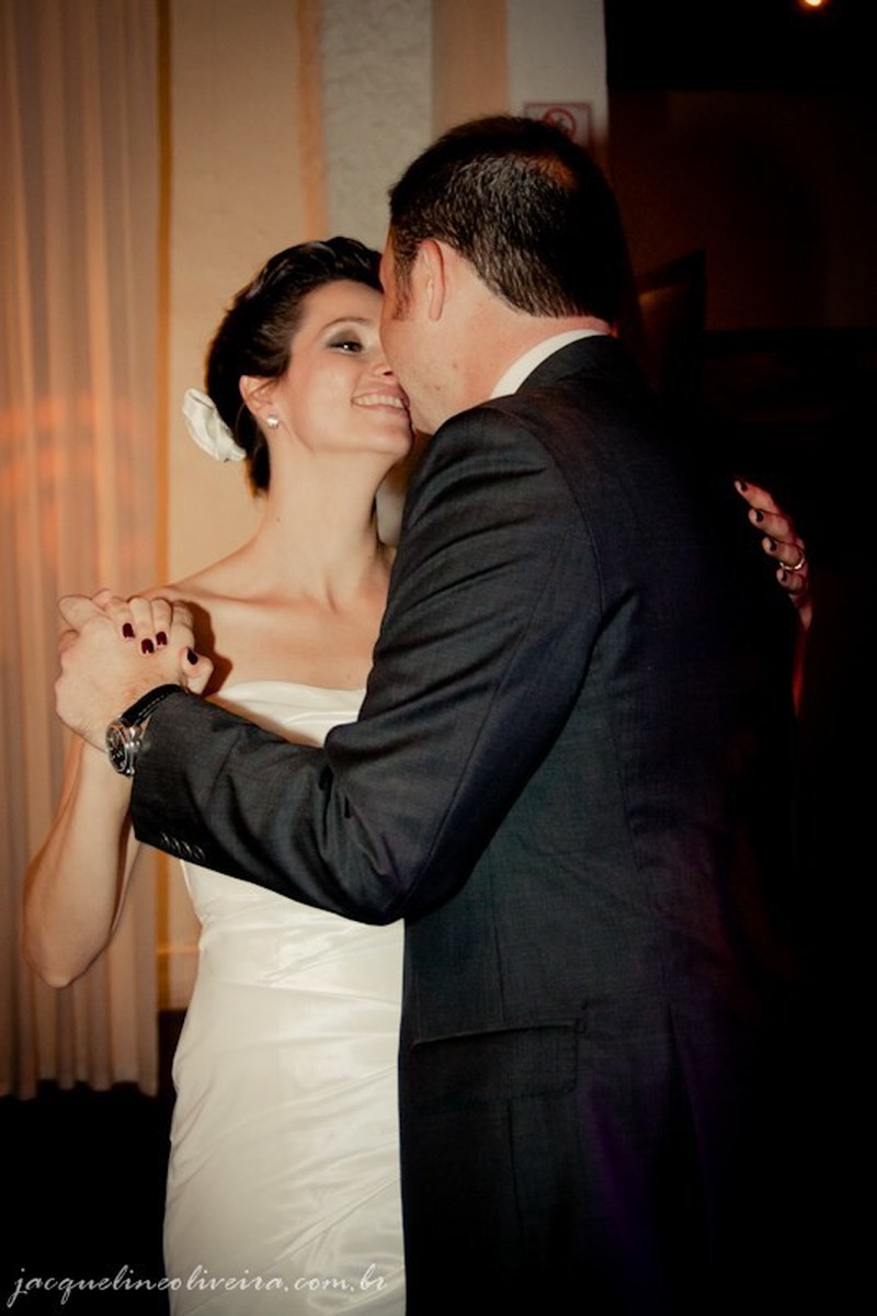 noiva sorrindo enquanto dança