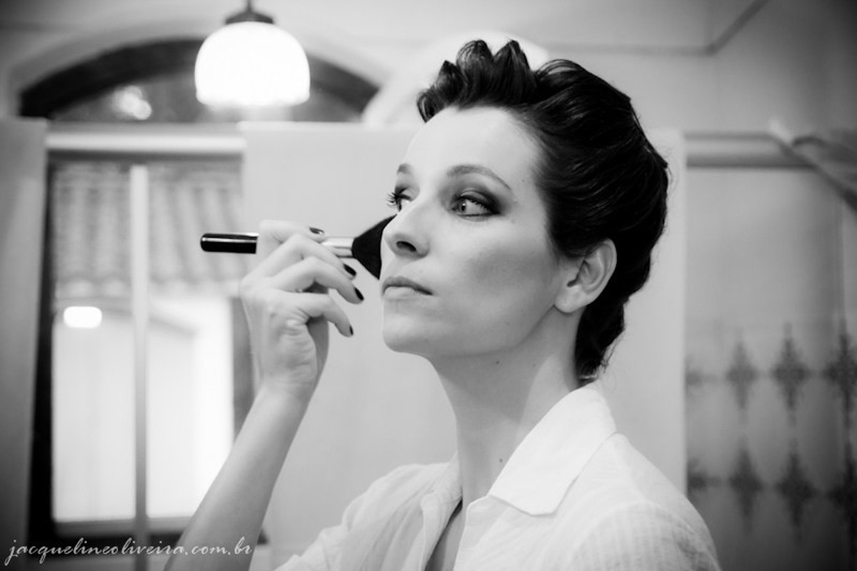 fotografo casamento porto alegre pelotas rs Rachel se maquiando em frente ao espelho