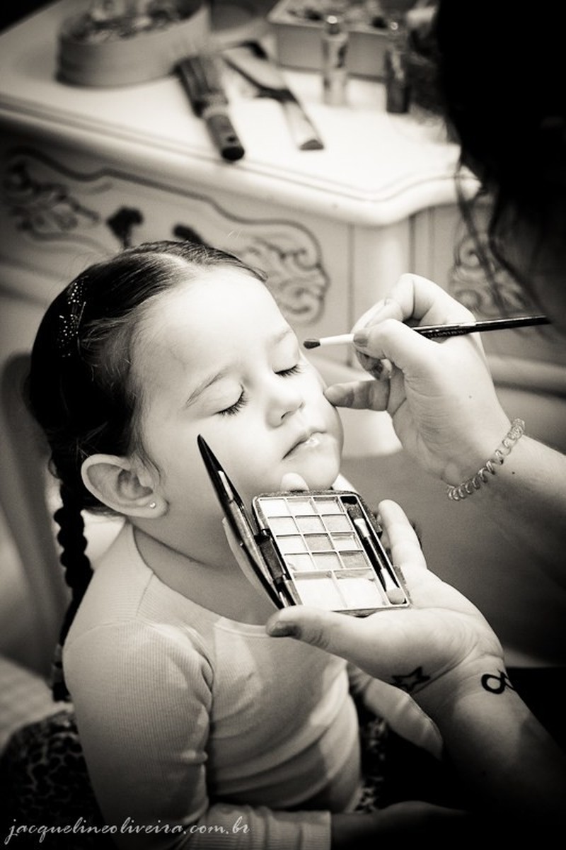 criança sendo maquiada