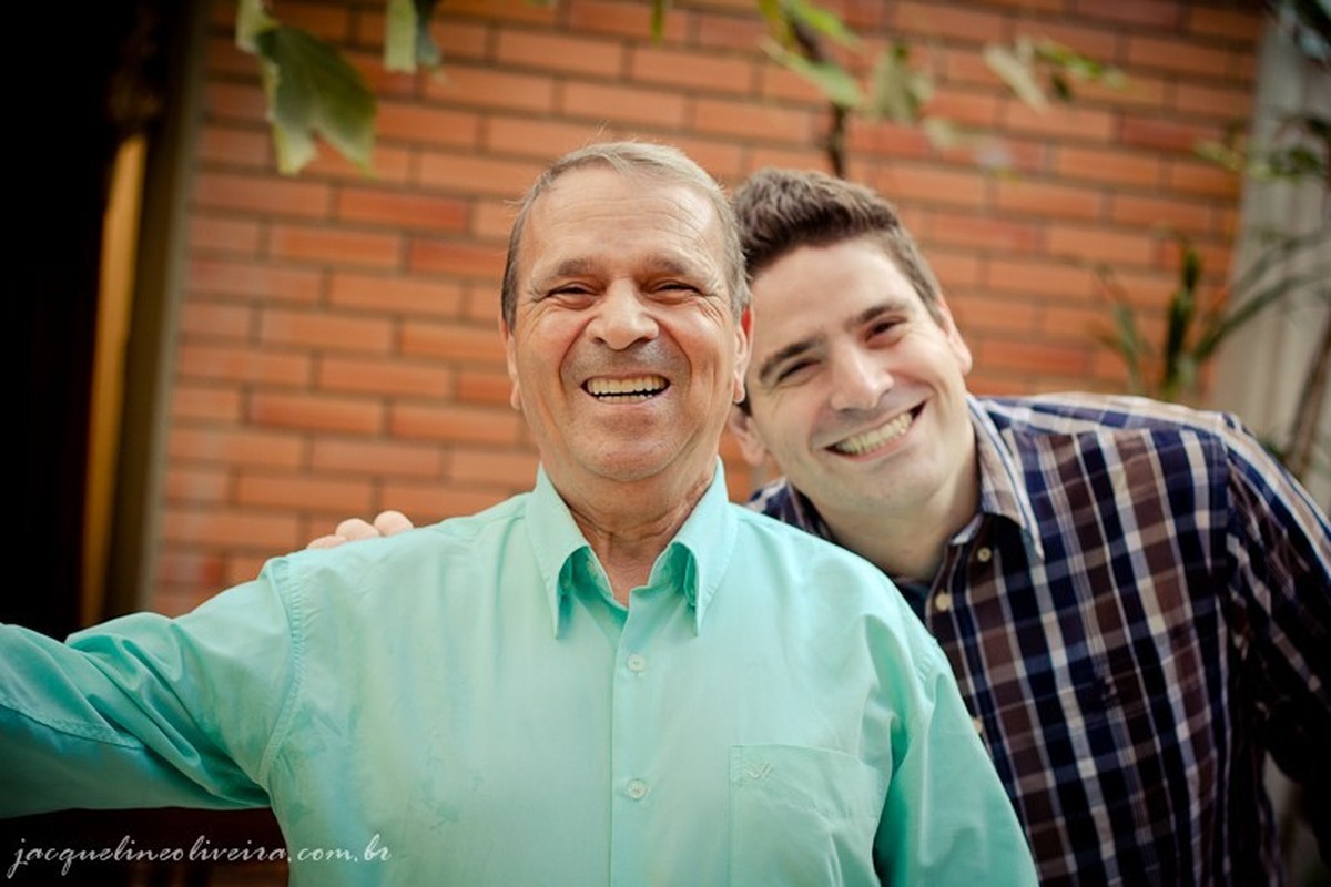 homens felizes sorrindo