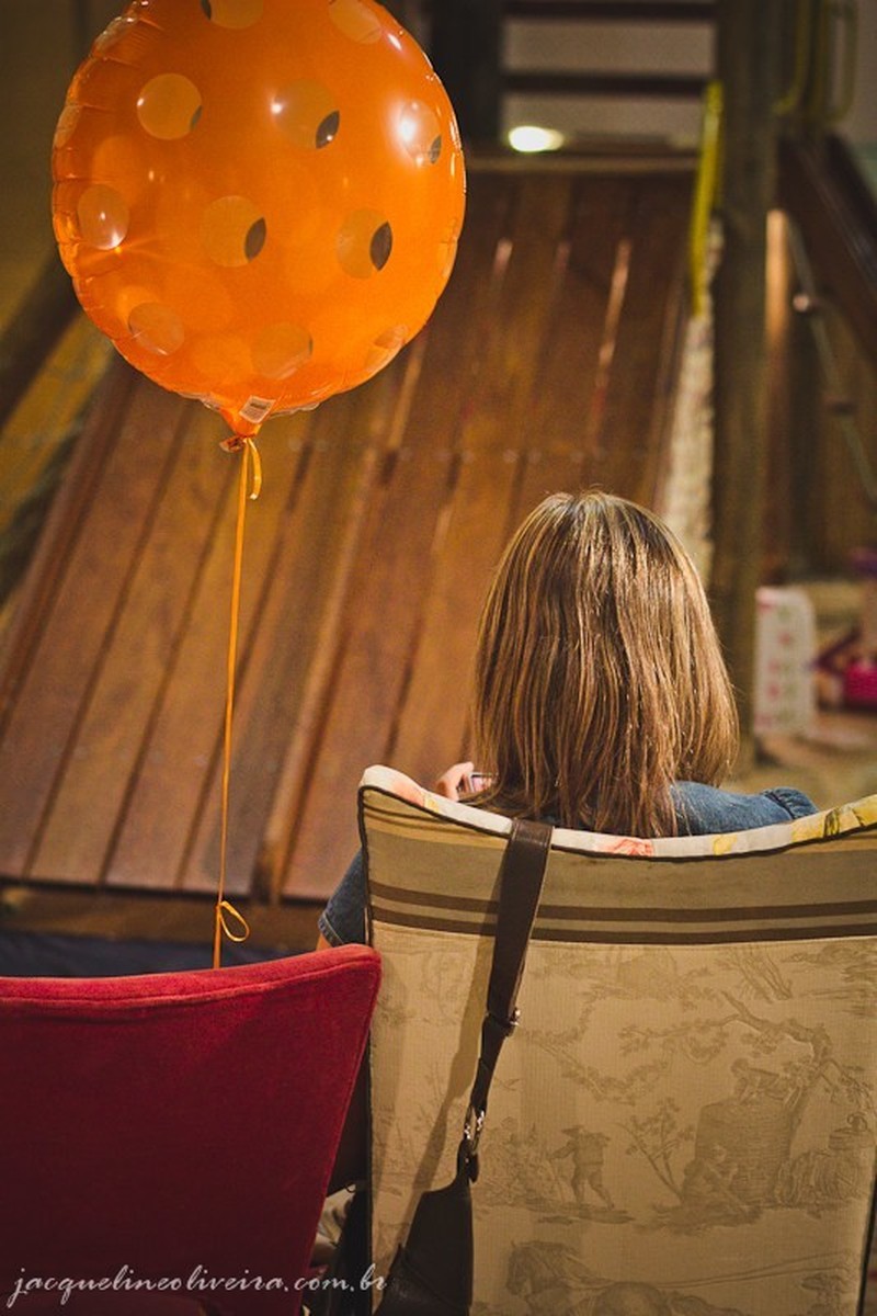 balão laranja e cadeira