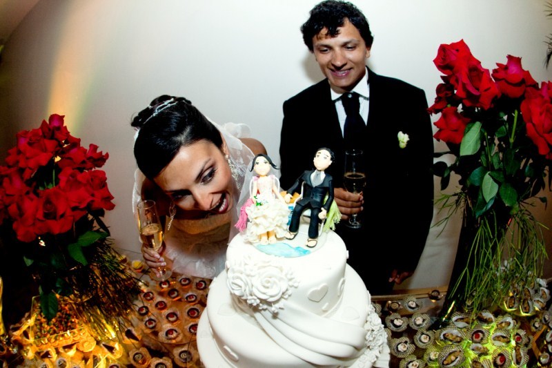 fotografo casamento porto alegre noivos brincando no bolo