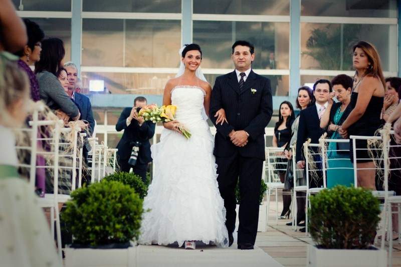 fotografo casamento porto alegre noiva entrando com o pai cerimonia externa