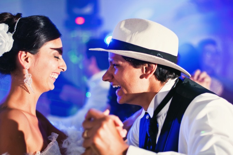 fotografo casamento porto alegre noivos rindo se olhando na pista de dança