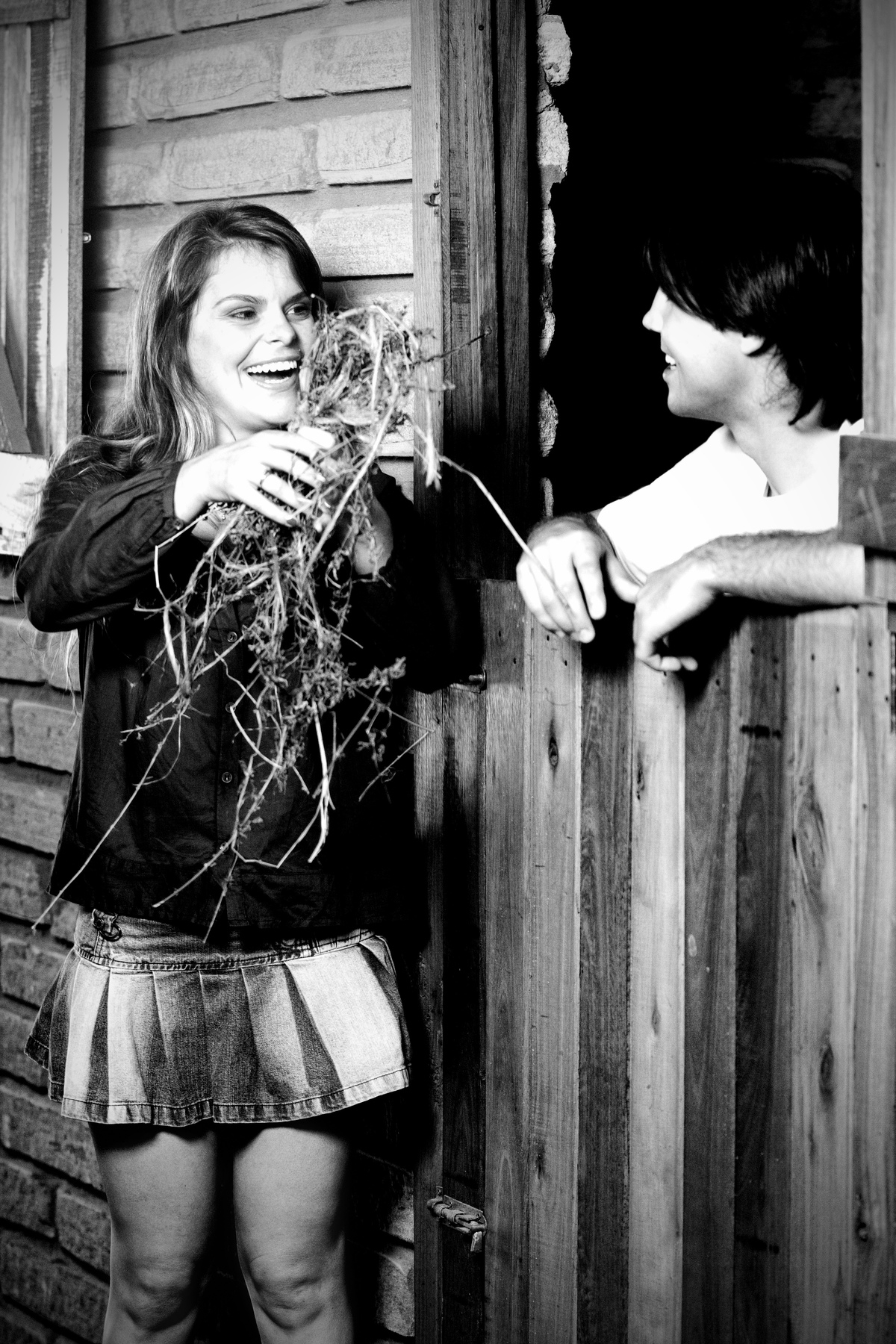 casal brincando no estábulo