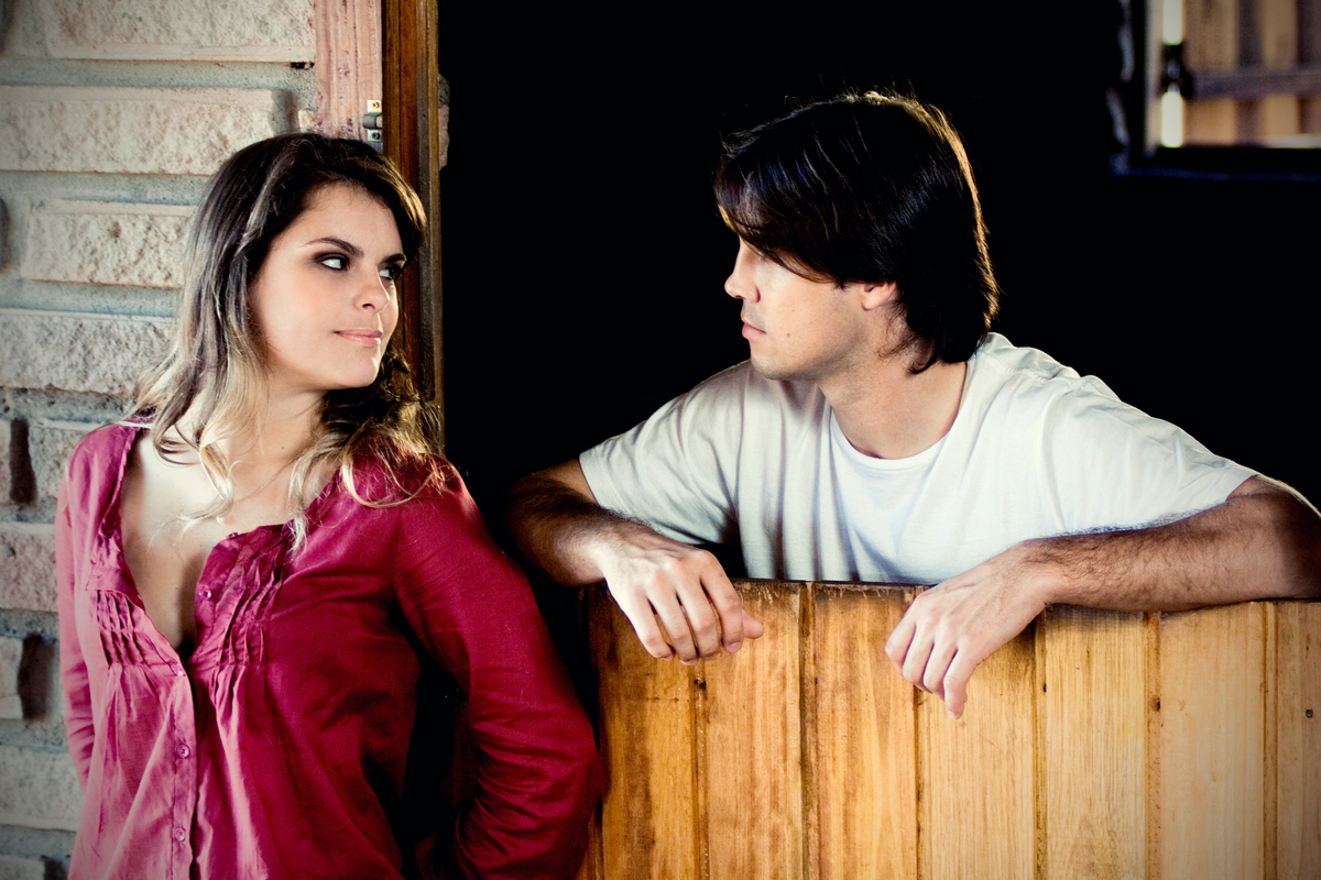 casal se olhando no estábulo