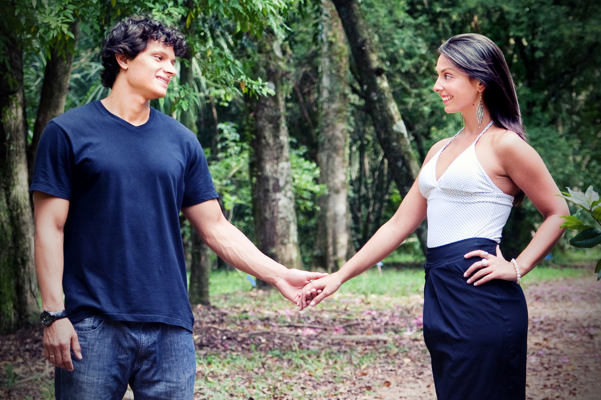 noivos se olhando em meio a natureza ensaio pre wedding