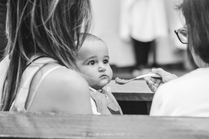 bebê comendo na igreja