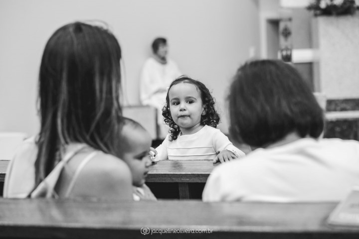irmã brincando no banco da igreja