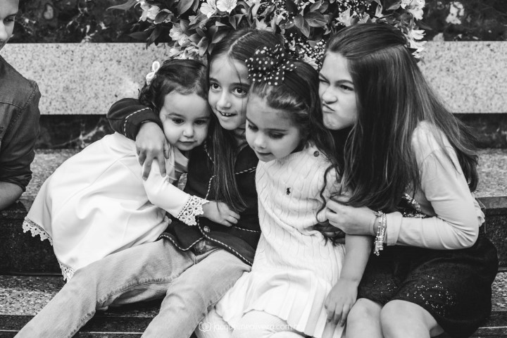 crianças fazendo careta na igreja