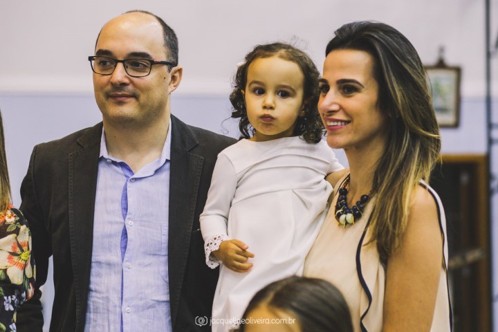 pais e menina no altar