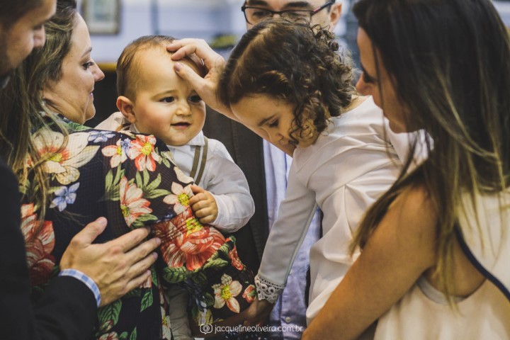 pedro sorrindo e sendo abençoado