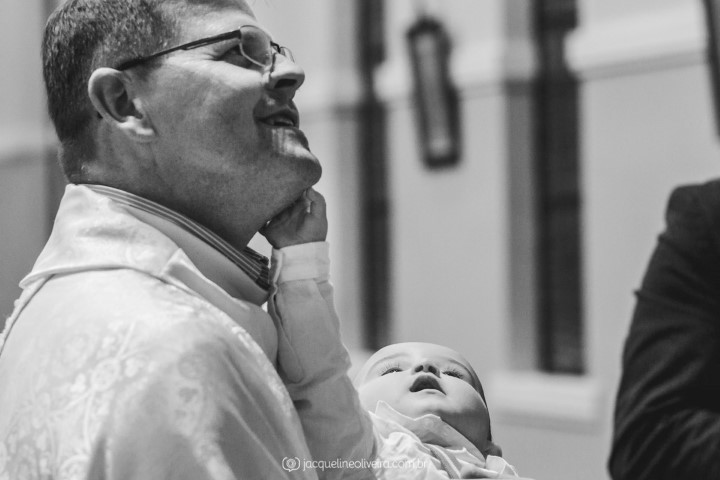 bebê no colo do padre