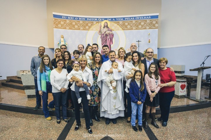 familia reunida no batizado do pedro