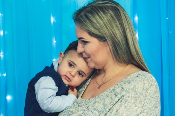 vicente deitado com a cabeça no ombro da mãe