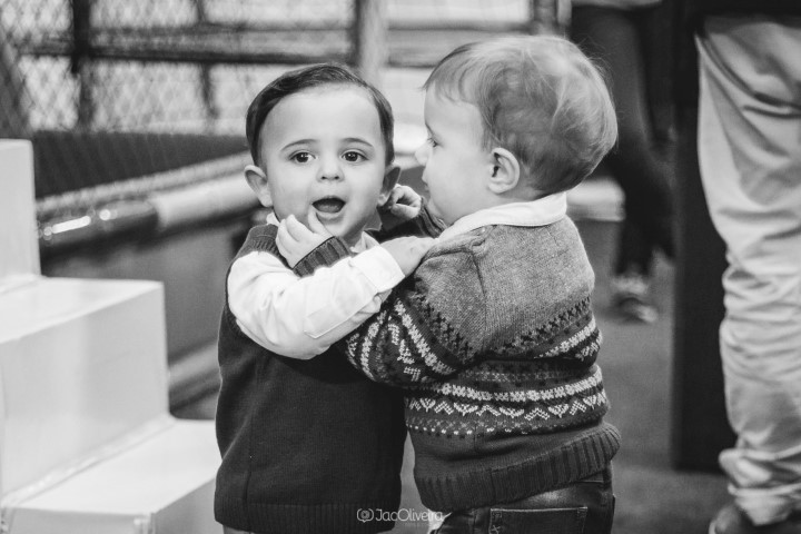 fotografia preto e branca meninos se abraçando