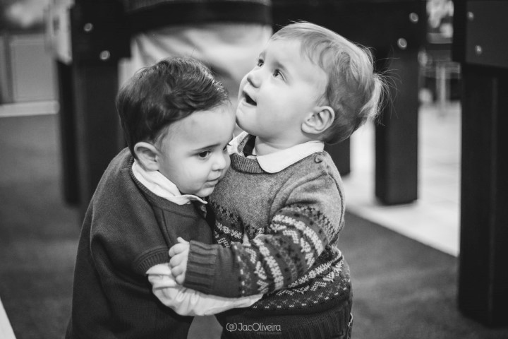 fotografia infantil preto e branca meninos brincando