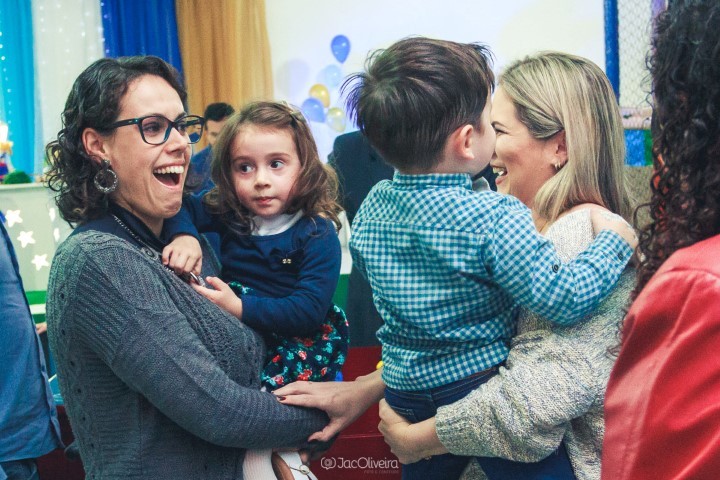 grupo de pessoas conversando e sorrindo