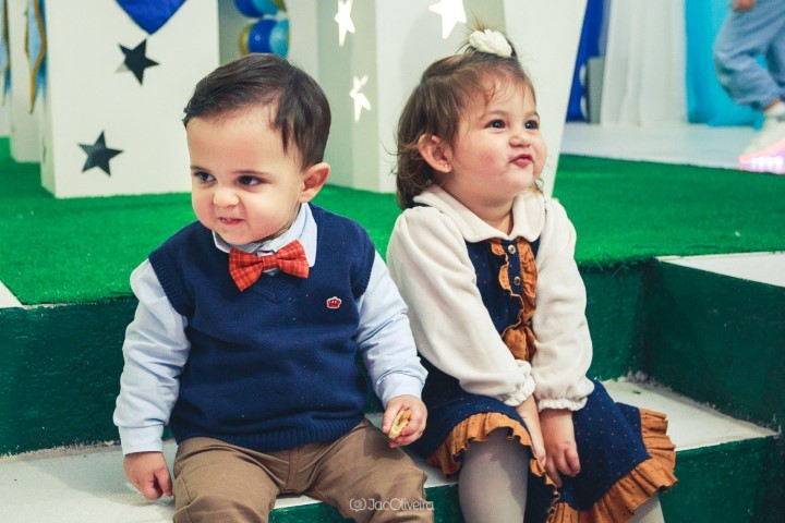 bebês sentados juntos amigos