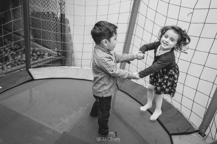 Crianças pulando na cama elastica