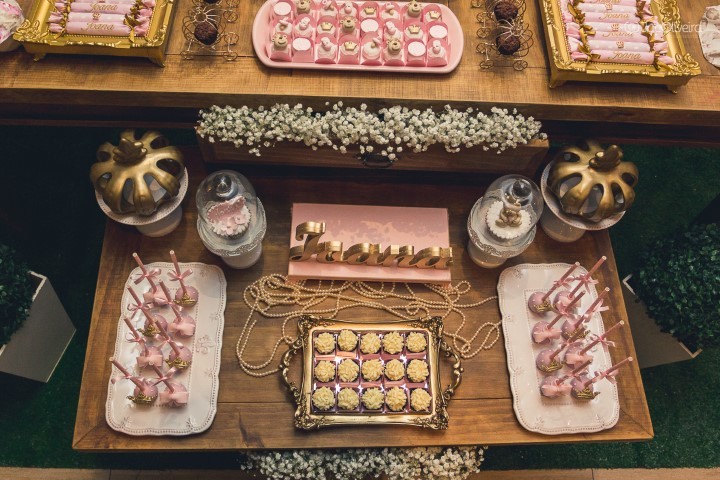 fotografia aérea da mesa de doces cha de bebê