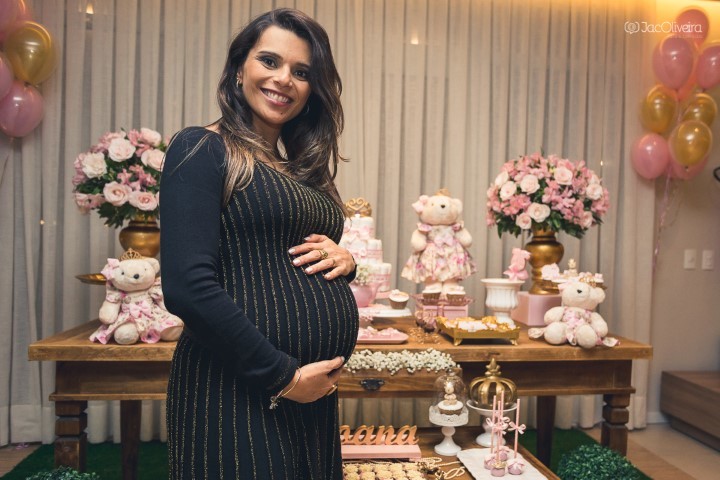 gestante juliana de vestido preto chá de bebê