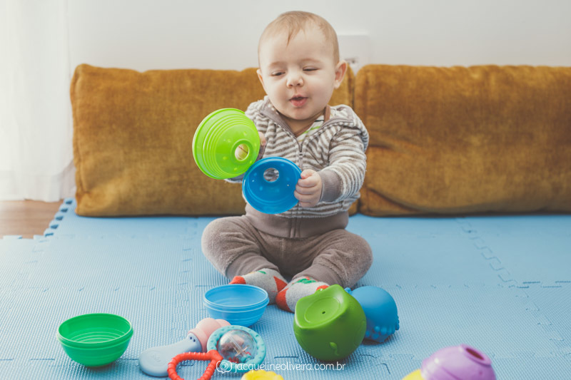 heitor acompanhamento 6 meses brinquedos no chão