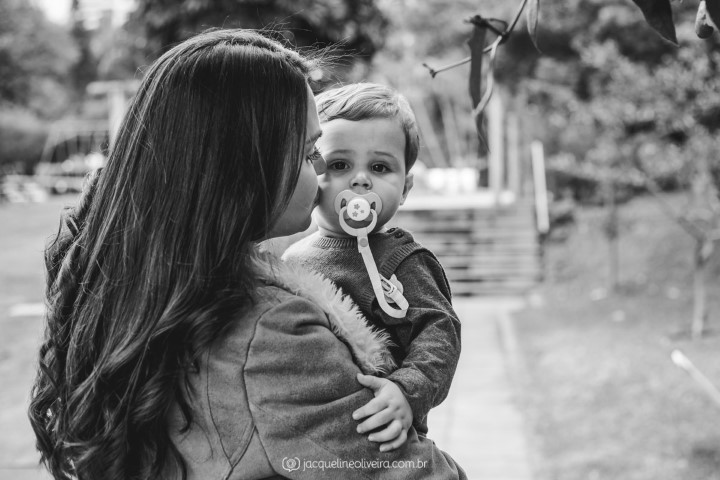 fotografia de bebê no colo da mãe