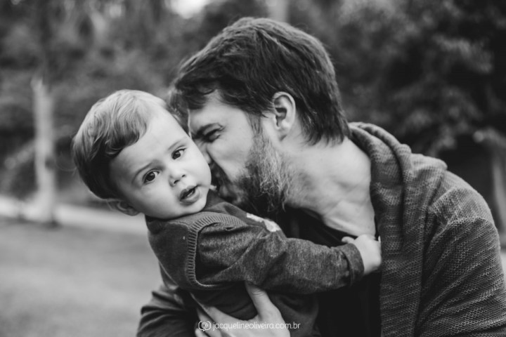 fotografia preto e branco do pai beijando filho
