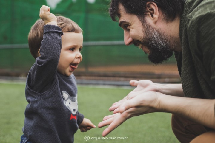 foto menino com o pai lingua de fora