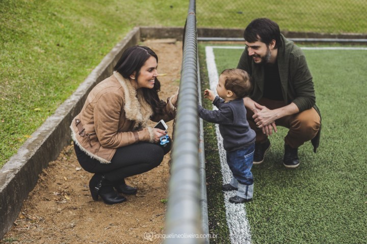 mãe e filho se falando pela cerca