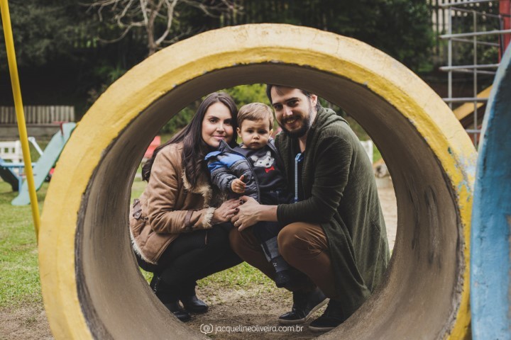 fotografia de familia no tubo amarelo