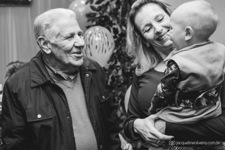 foto do avô olhando para o menino no aniversário