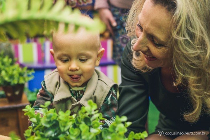 fotografia de criança brincando nas folhas