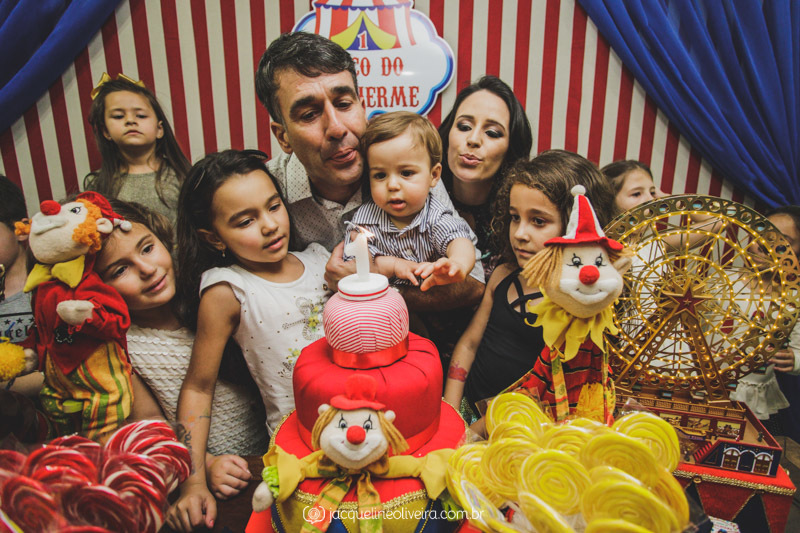 fotografia infantil parabéns com pai soprando vela