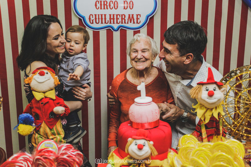 fotografia infantil na mesa do bolo com vó do guilherme