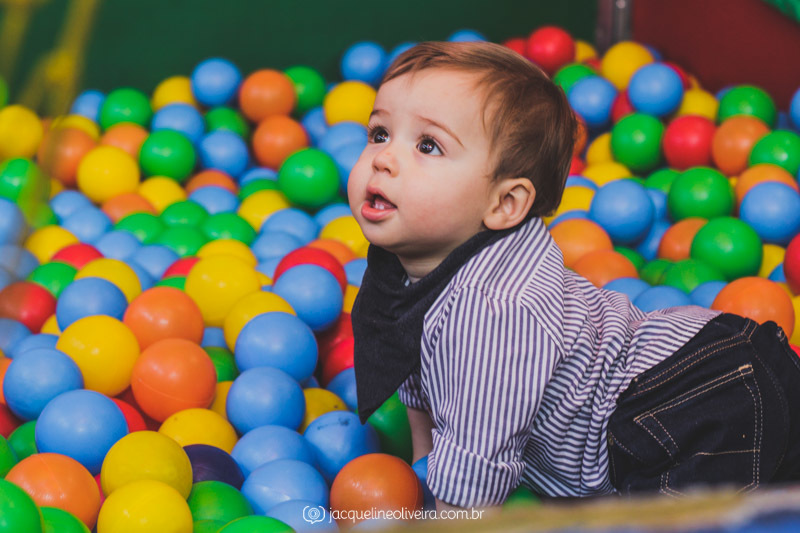 fotografia infantil de aniversário piscina de bolinha