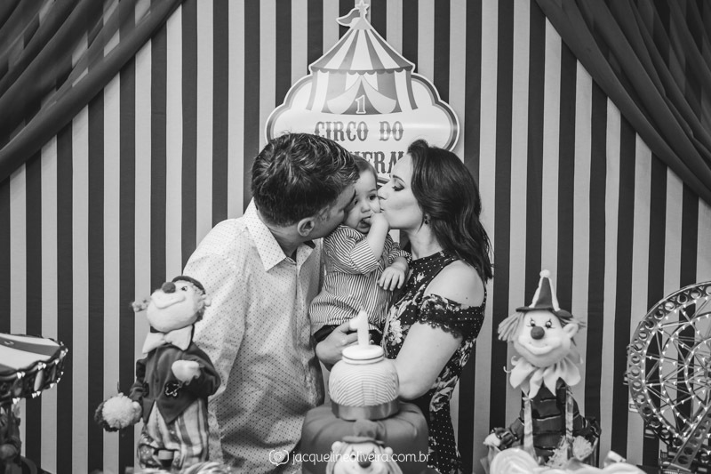 foto preto e branco do gui com pais na mesa do parabens