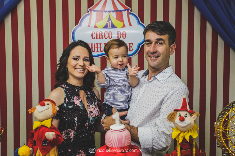 foto dos pais com gui na mesa do bolo